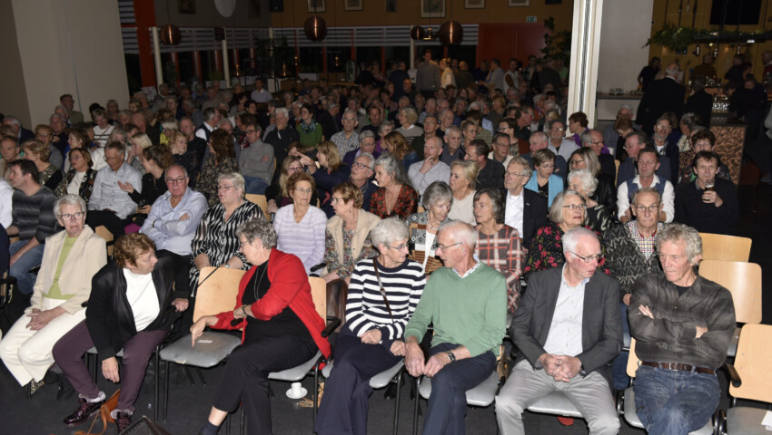 Veel belangstelling bij de presentatie van de 28e Skriemer. Ruim 300 mensen kwamen hiervoor naar Cultureel Centrum de Schoof