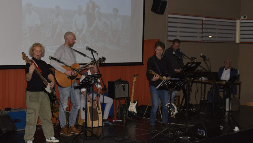 Daarna komen Jelle en Harm Steltenpool erbij. De vier kinderen van ’t Volksorkest spelen het liedje ‘Rode, rode, rode’ van hun ouders. Het leuke ervan is dat zij er eigen teksten doorheen mixen.
