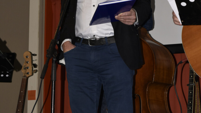 Redactielid Gerard Bot betreedt het podium om de inhoud van de nieuwe Skriemer te presenteren.