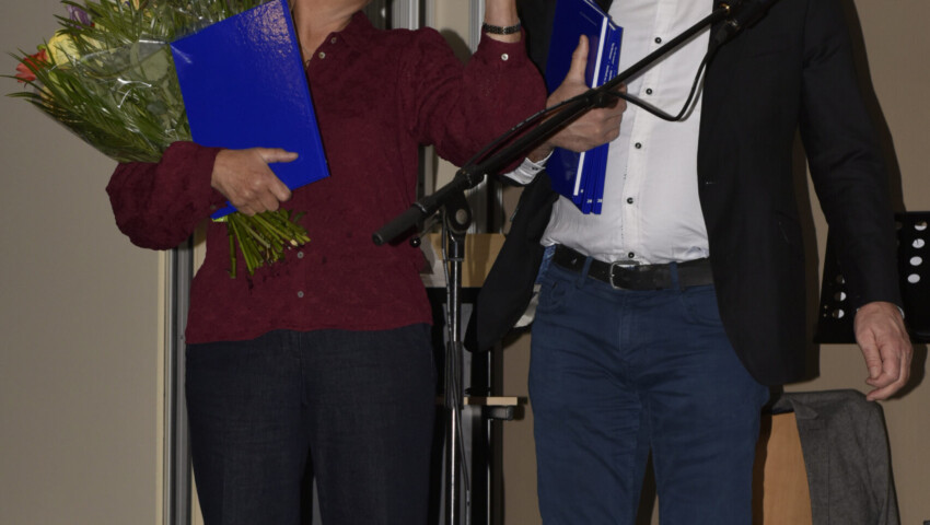 Na de pauze wordt het eerste exemplaar van Skriemer 28 uitgereikt aan Petra Koomen.